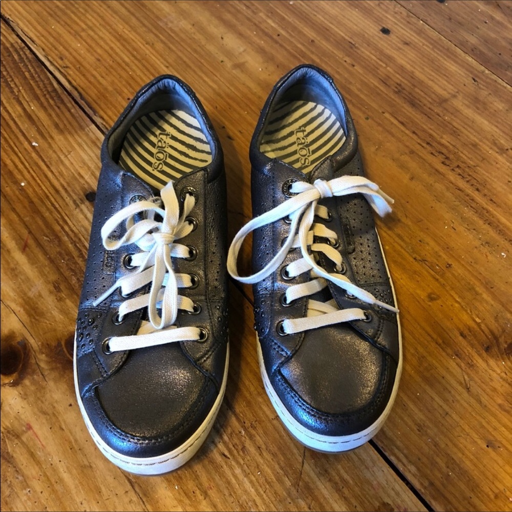 Taos Freedom metallic sneaker